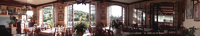la salle petits déjeuners vue sur le
    Baou et le Pont Royal